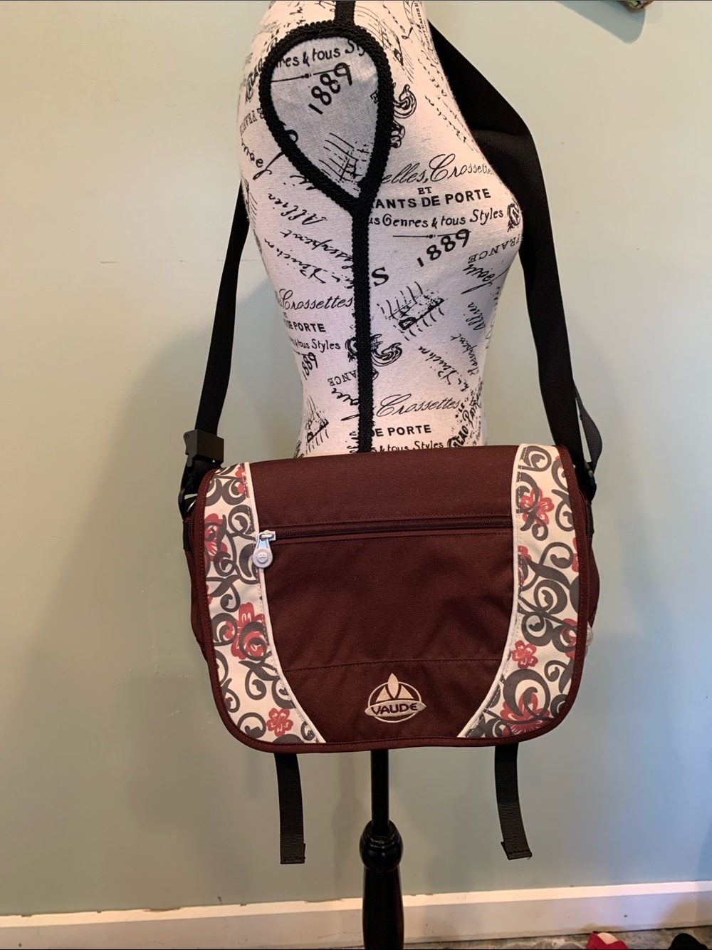 Vaude Maroon Floral Accent Women’s Crossbody Messenger Bag Lots of Pockets